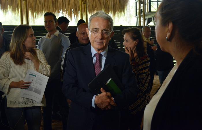 El ex presidente Álvaro Uribe dio marcha atrás en su intención de renunciar a su curul en el Congreso de la República. Foto: EFE