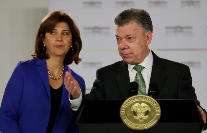 El expresidente colombiano, Juan Manuel Santos (d), y la excanciller, María Ángela Holguín. Foto: EFE