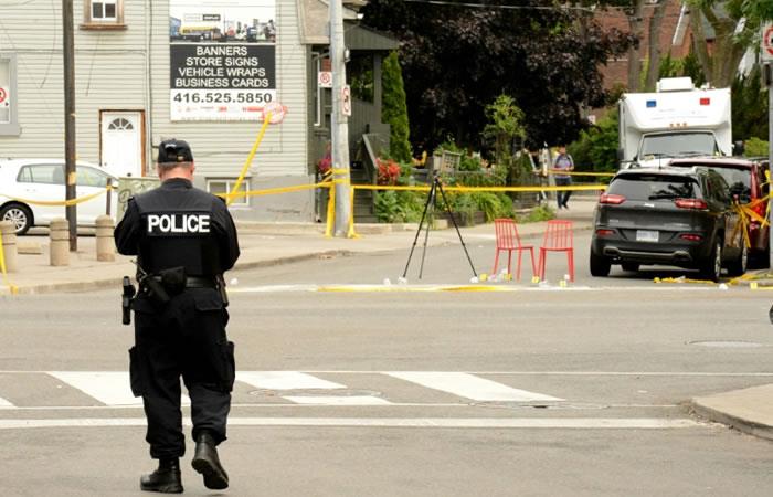 Un policía custodia la escena de un tiroteo en Canadá. Foto: AFP