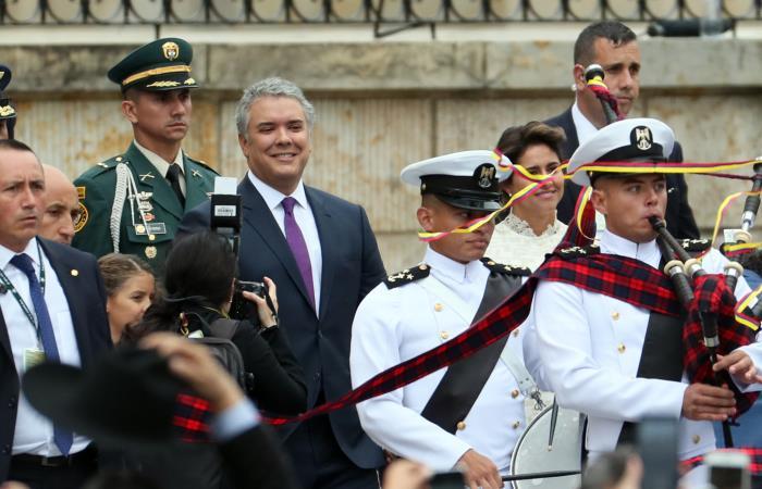 Iván Duque (c-i), acompañado de su esposa María Juliana Ruiz (c-d), posa durante su ceremonia de investidura como nuevo jefe de Estado. Foto: EFE