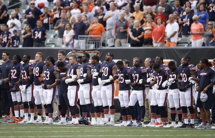 Jugadores de los Chicago Bears en los actos protocolarios del partido ante Cincinnati Bengals en la pretemporada de la NFL. Foto: AFP