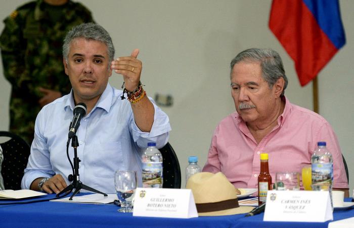 El mandatario Iván Duque (i) y su ministro de Defensa Guillermo Botero durante un consejo. Foto: EFE