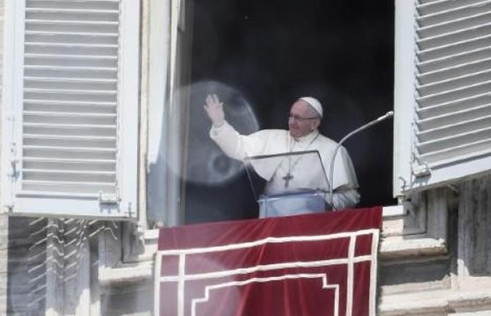 El papa durante la bendición tras el discurso. Foto: AFP