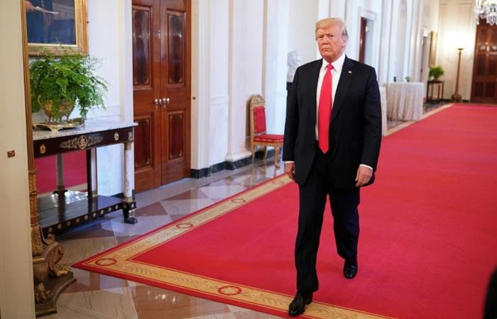 El presidente estadounidense Donald Trump recorre la Casa Blanca. Foto: AFP