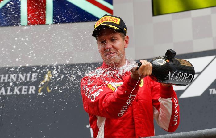 El piloto alemán celebra la victoria. Foto: AFP