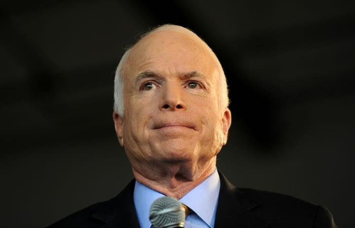John McCain, fallecido el sábado, era conocido por encarnar una cada vez más inhabitual cortesía en la política estadounidense. Foto: AFP