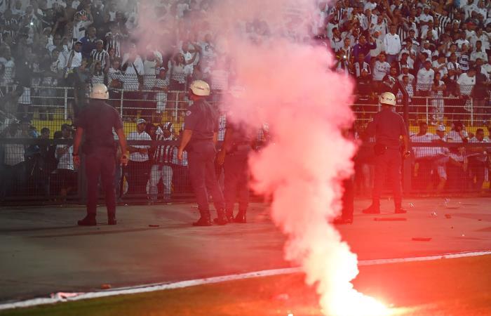 Hinchas de Santos provocaron disturbios en el partido ante Independiente. Foto: AFP
