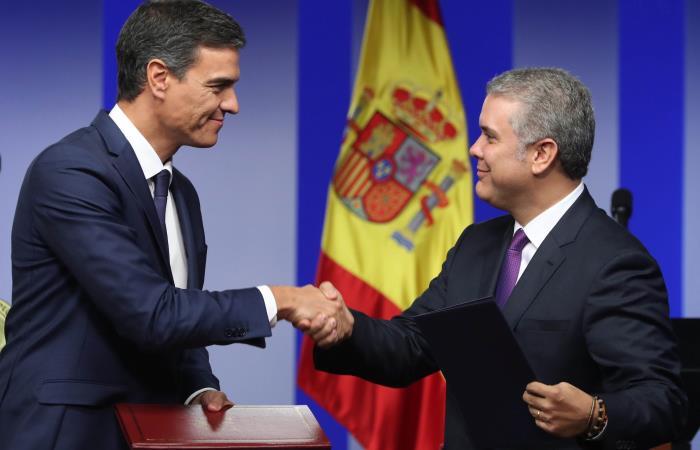 El presidente del Gobierno español, Pedro Sánchez (i), estrecha la mano del presidente de Colombia, Iván Duque. Foto: EFE