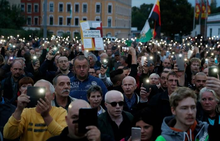 El grupo alemán de extrema derecha "Pro Chemnitz" inicia una protesta a la entrada del estadio de Chemnitz FC,. Foto: AFP
