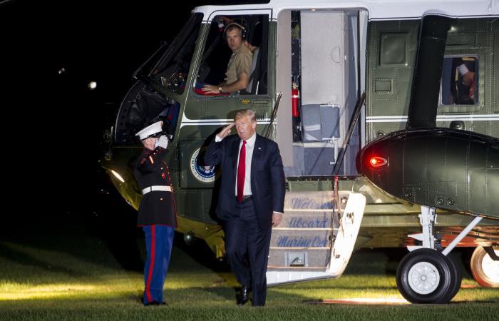 El presidente estadounidense, Donald Trump (c), saluda a un oficial mientras desciende del Marine One a su llegada a la Casa Blanca. Foto: EFE