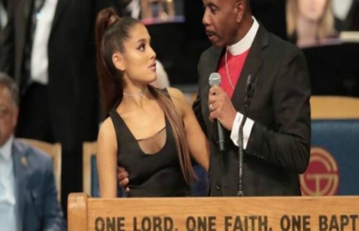 Pastor se propasa con Ariana Grande durante funeral de Aretha Franklin. Foto: Twitter
