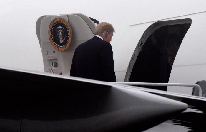El presidente de EE.UU, Donald Trump, sube las escaleras del avión presidencial, en Maryland. Foto: EFE