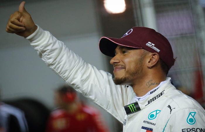 Lewis Hamilton, tras conseguir la pole position en Singapur. Foto: AFP