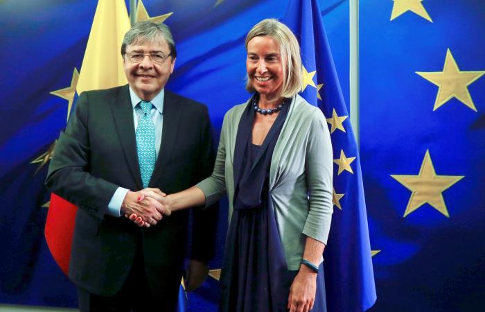 La jefa de la diplomacia europea, Federica Mogherini, saluda al ministro de Relaciones Exteriores de Colombia, Carlos Holmes Trujillo. Foto: EFE