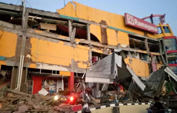 Un centro comercial derrumbado en la ciudad de Palu, en la isla indonesia de Sulawesi, tras un potente terremoto que golpeó la región. Foto: AFP