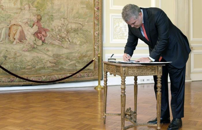 El presidente Iván Duque, firma un decreto en el que autoriza a la Policía el decomiso de la dosis mínima de drogas o sustancias prohibidas. Foto: AFP