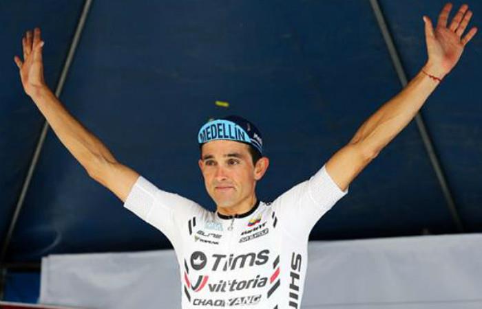 Robinson Chalapud segundo en el podio de la Vuelta de Ecuador. Foto: EFE