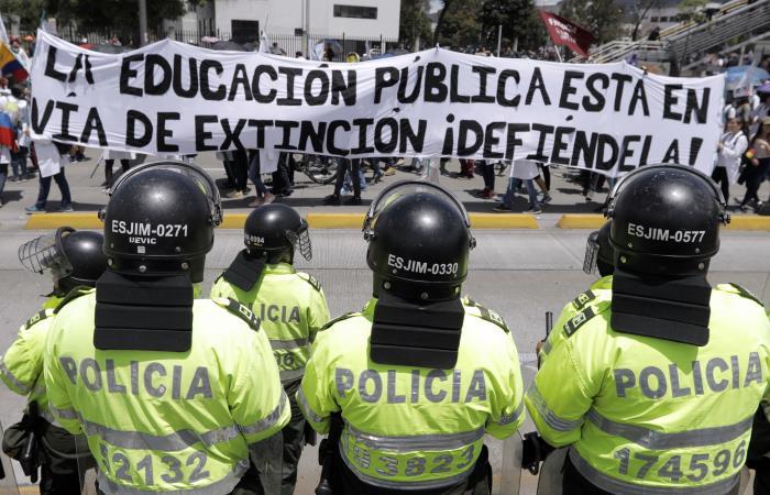 Policías observan manifestaciones de los estudiantes por la marcha en favor de las universidades públicas. Foto: AFP
