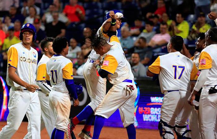 Equipo de Béisbol de Colombia celebra triunfo. Foto: EFE