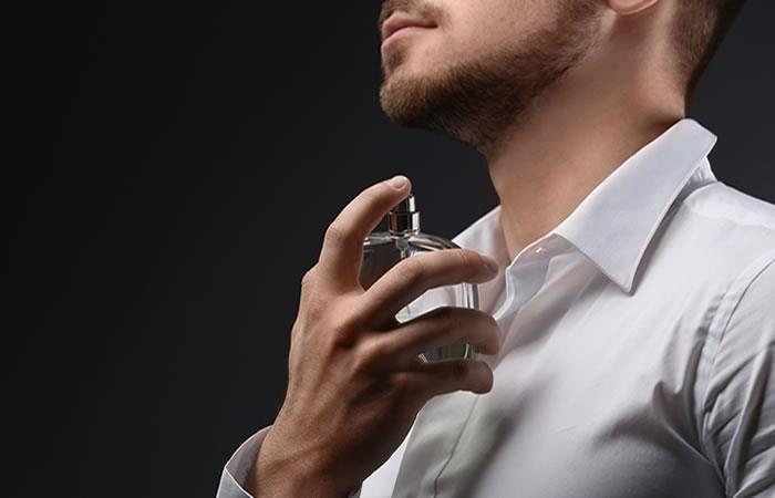 Aplicarse perfume tiene su secreto. Foto: Shutterstock