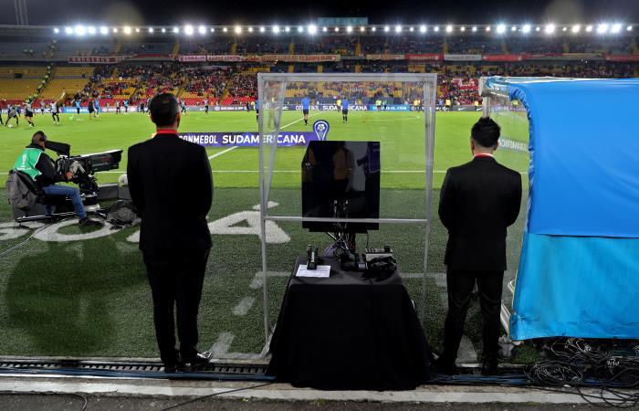 El VAR se usó por primera vez en Colombia, en el partido entre Santa Fe y Deportivo Cali por Copa Sudamericana. Foto: EFE