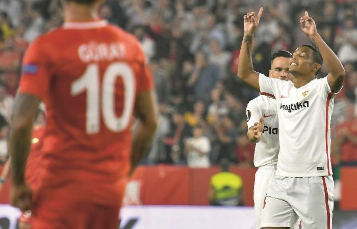 Luis Fernando anotó el cuarto gol para Sevilla. Foto: EFE