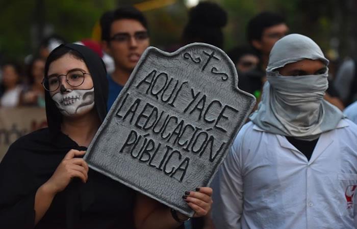 Más de 5.500 estudiantes marcharon en Bogotá. Foto: EFE