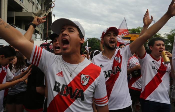 Hinchas de River Plate alentando a su equipo. Foto: EFE