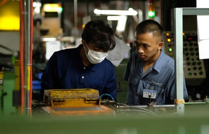 Trabajadores indonesios en una fábrica de Nakamoto Mfg en Oizumi, en la prefectura japonesa de Gunma. Foto: AFP