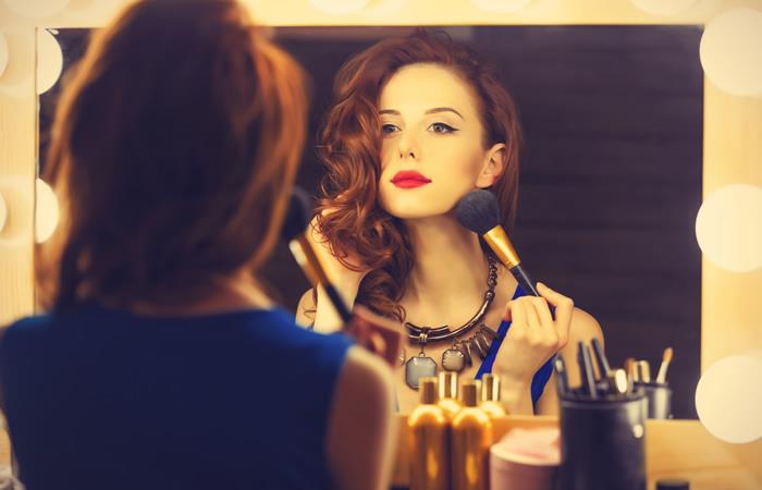El maquillaje sea convertido en una prioridad para la colombiana. Foto: Shutterstock
