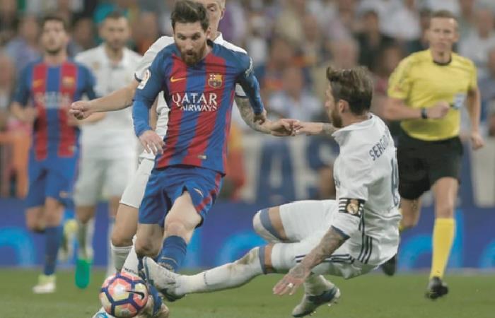 Sergio Ramos y Lionel Messi durante el clásico español. Foto: AFP
