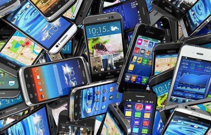La basura electrónica es generada por la cantidad de consumo de celulares. Foto: AFP