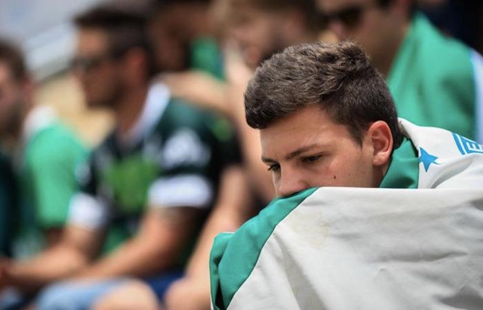 Un aficionado de Chapecoense en 2016 muestra su tristeza tras la tragedia ocurrida. Foto: EFE