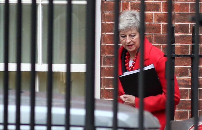 La primera ministra británica, Theresa May, abandona Downing street en Londres para responder preguntas sobre el acuerdo del Brexit. Foto: AFP