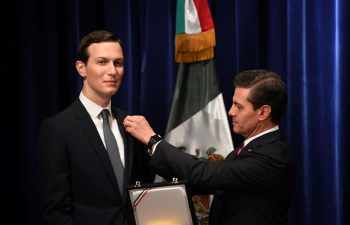 El presidente de México, Enrique Peña Nieto, condecora al asesor principal y yerno del mandatario estadounidense Donald Trump, Jared Kushner. Foto: AFP