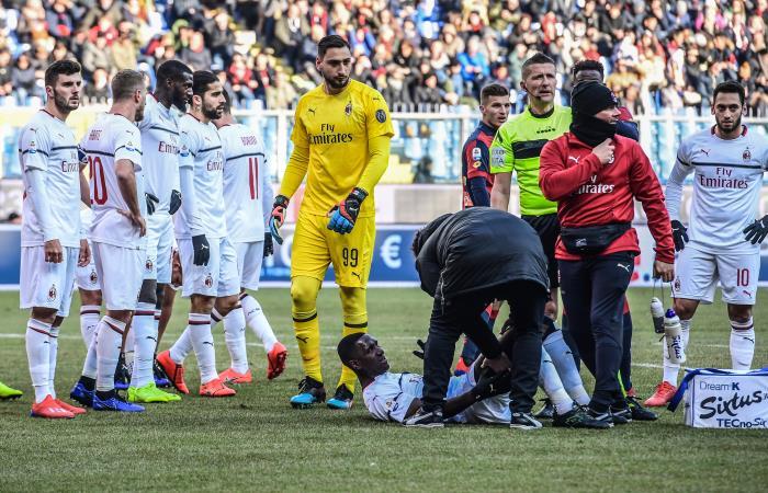 Cristian Zapata en el piso lesionado en el partido ante Genoa. Foto: AFP