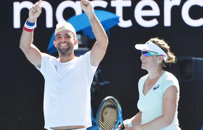 Juan Sebastián Cabal con su pareja en mixtos dobles, la tenista Abigail Spears. Foto: AFP