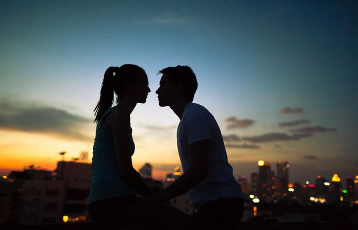 Si no estás en una relación, date la oportunidad de conocer personas. Foto: Shutterstock