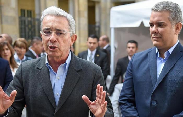 El mandatario colombiano llamó "Presidente" al senador Uribe. Foto: AFP