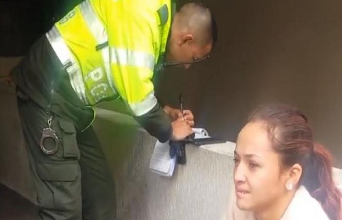El policía sancionó a la mujer por supuesto "irrespeto a la autoridad". Foto: Twitter