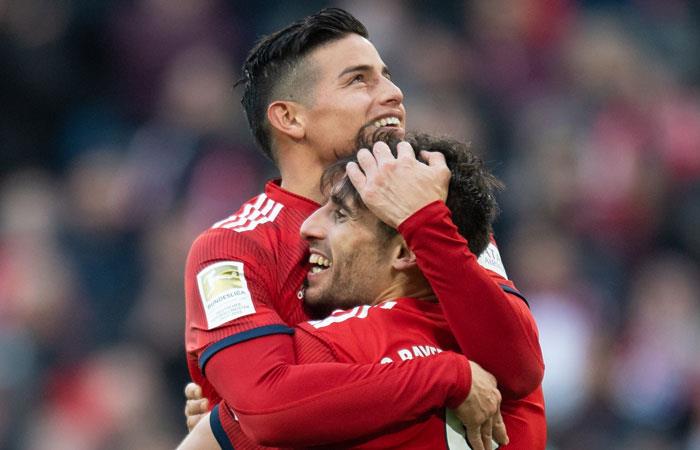 James Rodríguez celebra con Javi Martínez el gol de la victoria. Foto: EFE