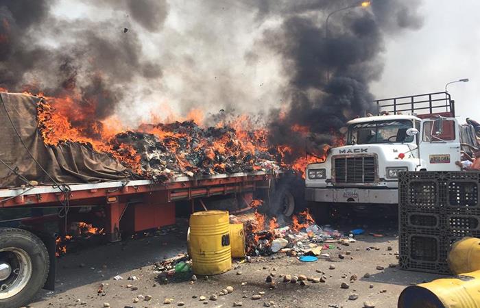 Dos camiones fueron quemados ayer en la frontera colombo-venezolana. Foto: Twitter
