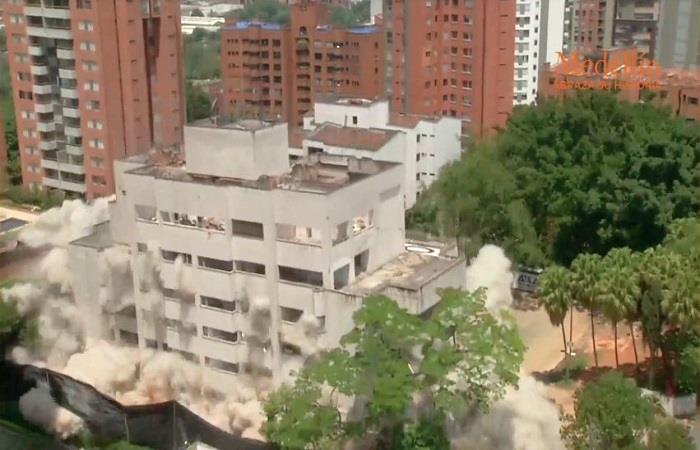 La demolición del Mónaco se dio 25 años después de la muerte de Pablo Escobar. Foto: Twitter