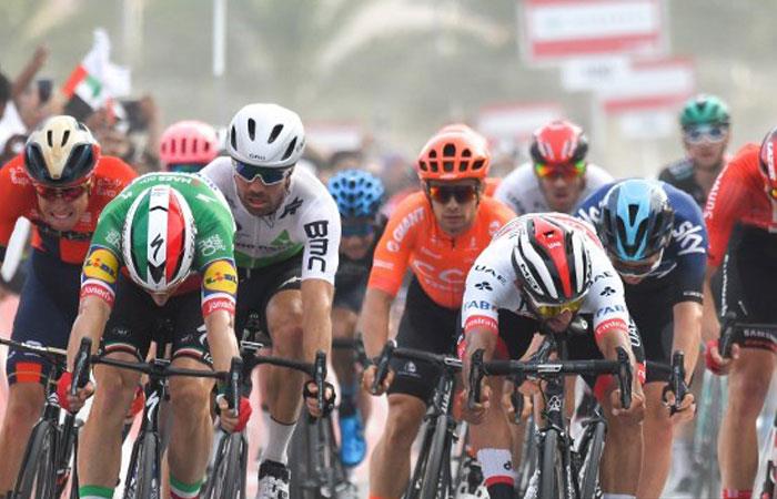 Fernando Gaviria (D) luchó con Viviani la quinta etapa del Tour de los Emiratos. Foto: AFP
