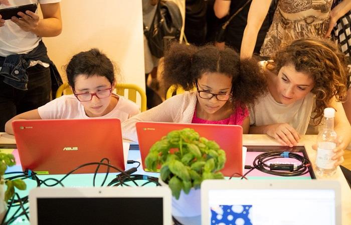 La Universidad Cooperativa de Colombia quiere celebrar el Día Internacional de la Mujer enseñando a niñas a programar jugando. Foto: Twitter