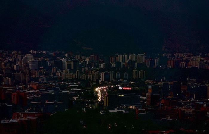 Así luce la capital venezolana, Caracas, a oscuras. Foto: AFP