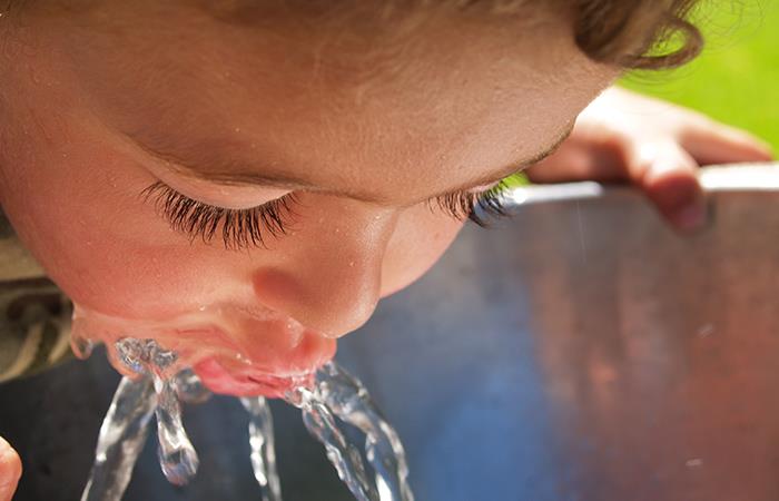 En la mayoría del país se bebe agua de regular y mala calidad. Foto: Shutterstock