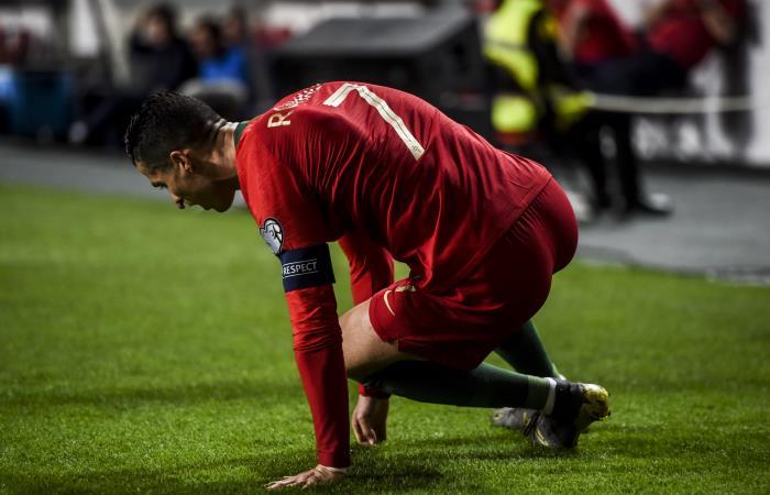 Cristiano Ronaldo sufriendo la lesión en pleno partido ante Serbia. Foto: AFP