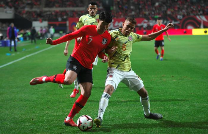 Gustavo Cuellar disputa el balón en el amistoso ante Corea del Sur. Foto: AFP