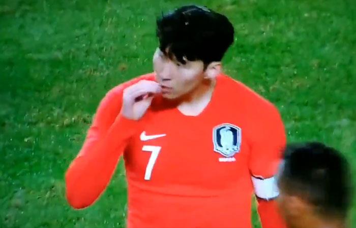 Son Heung-Min realiza un feo gesto a los jugadores colombianos. Foto: Twitter